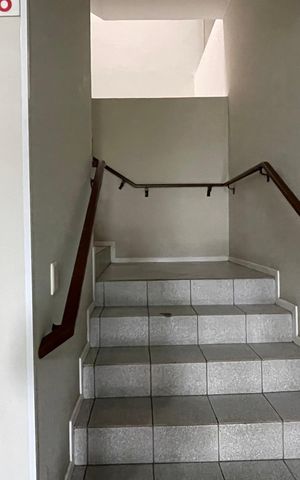 Apartamento para alugar com 55m², 2 quartos e 1 vaga Apartamento para alugar com 55m², 2 quartos e 1 vagaEscada