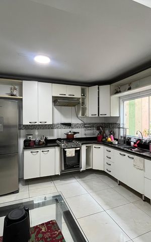 Casa à venda com 180m², 3 quartos e 1 vaga Casa à venda com 180m², 3 quartos e 1 vagaCozinha