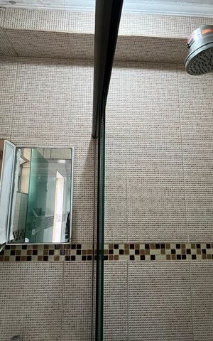 Casa à venda com 180m², 3 quartos e 1 vaga Casa à venda com 180m², 3 quartos e 1 vagaBanheiro 2