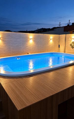 Casa à venda com 216m², 2 quartos e 2 vagas Casa à venda com 216m², 2 quartos e 2 vagasPiscina