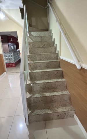 Casa à venda com 216m², 2 quartos e 2 vagasEscada