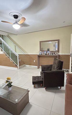 Casa à venda com 216m², 2 quartos e 2 vagasSala