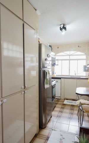 Casa para alugar com 400m², 3 quartos e 6 vagas Casa para alugar com 400m², 3 quartos e 6 vagasCozinha - Armários