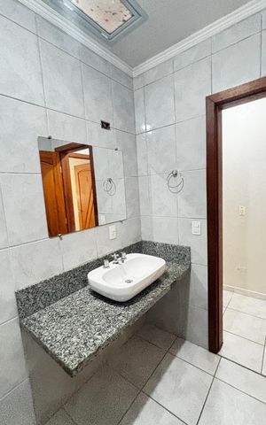 Casa para alugar com 202m², 4 quartos e 2 vagasBanheiro Social