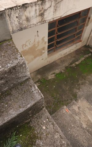 Casa para alugar com 200m², 2 quartos e sem vagaEscada externa