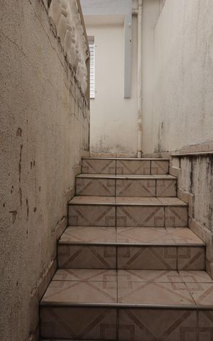 Casa para alugar com 200m², 2 quartos e sem vagaEscada da entrada
