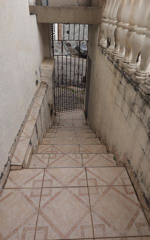 Casa para alugar com 200m², 2 quartos e sem vagaEscada da entrada