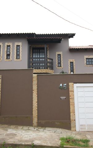 Casa para alugar com 260m², 4 quartos e 3 vagasFachada