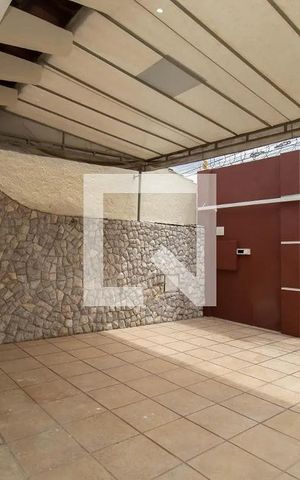 Casa à venda com 225m², 3 quartos e 6 vagas Casa à venda com 225m², 3 quartos e 6 vagasÁrea externa