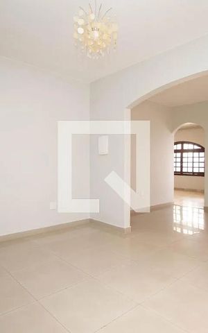 Casa à venda com 225m², 3 quartos e 6 vagas Casa à venda com 225m², 3 quartos e 6 vagasSala