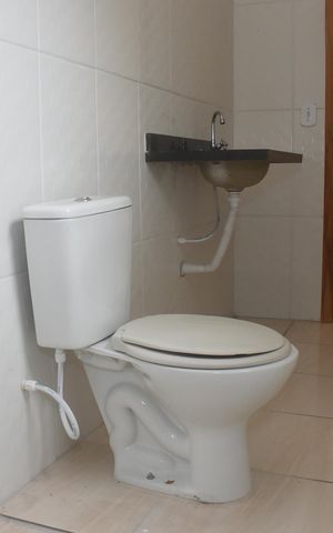 Casa de condomínio para alugar com 80m², 2 quartos e 2 vagasBanheiro