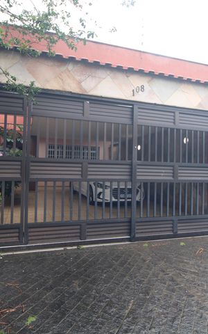 Casa para alugar com 275m², 3 quartos e 4 vagasFachada