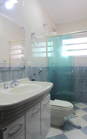 Casa para alugar com 275m², 3 quartos e 4 vagasBanheiro da suíte