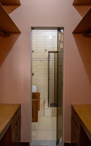 Casa à venda com 196m², 5 quartos e 2 vagas Casa à venda com 196m², 5 quartos e 2 vagasCloset da suíte