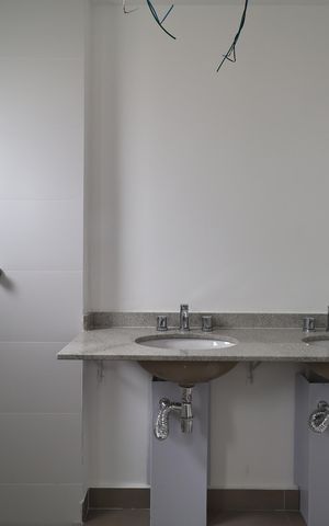 Apartamento à venda com 112m², 2 quartos e 3 vagas Apartamento à venda com 112m², 2 quartos e 3 vagasBanheiro da Suíte 1