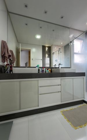 Apartamento à venda com 180m², 3 quartos e 3 vagas Apartamento à venda com 180m², 3 quartos e 3 vagasSuíte 2 Banheiro