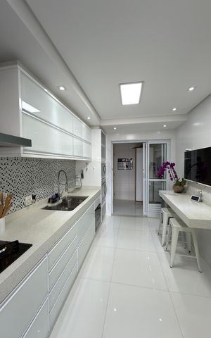 Apartamento à venda com 180m², 3 quartos e 3 vagas Apartamento à venda com 180m², 3 quartos e 3 vagasCozinha