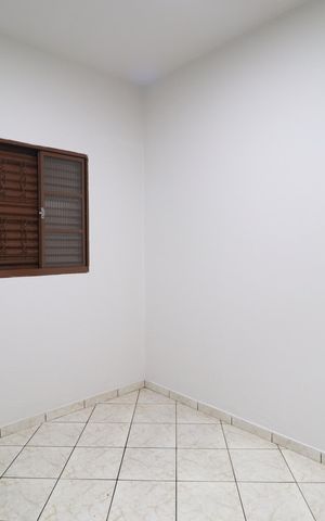 Casa para alugar com 70m², 2 quartos e 2 vagasQuarto 1