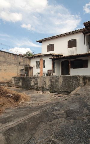 Casa para alugar com 221m², 4 quartos e 8 vagasQuintal