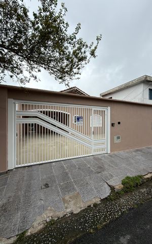 Casa para alugar com 210m², 3 quartos e 4 vagas Casa para alugar com 210m², 3 quartos e 4 vagasFachada