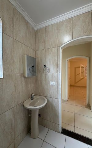 Casa para alugar com 210m², 3 quartos e 4 vagas Casa para alugar com 210m², 3 quartos e 4 vagasBanheiro Social 1