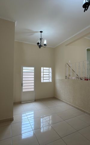 Casa para alugar com 210m², 3 quartos e 4 vagas Casa para alugar com 210m², 3 quartos e 4 vagasSala