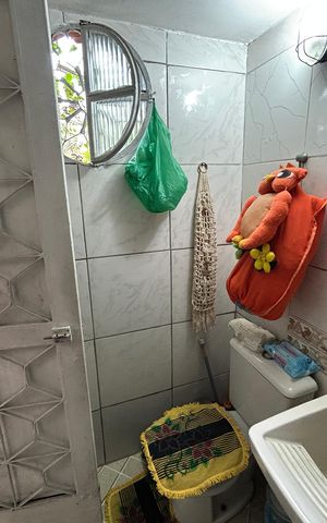 Casa à venda com 50m², 6 quartos e 2 vagasBanheiro 2