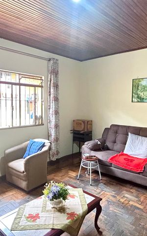 Casa à venda com 250m², 2 quartos e 2 vagas Casa à venda com 250m², 2 quartos e 2 vagasSala