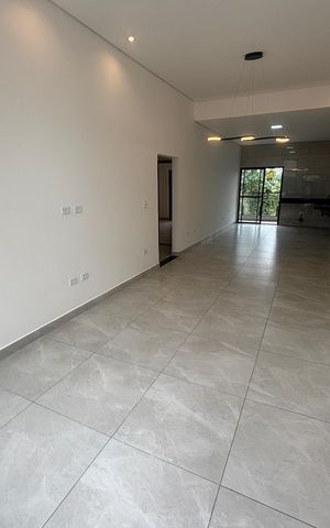 Casa à venda com 102m², 3 quartos e 2 vagas Casa à venda com 102m², 3 quartos e 2 vagasSala