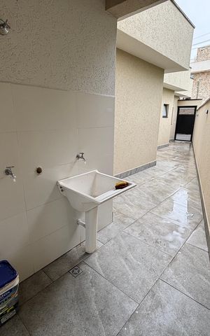 Casa à venda com 102m², 3 quartos e 2 vagas Casa à venda com 102m², 3 quartos e 2 vagasÁrea de serviço