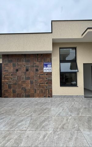 Casa à venda com 102m², 3 quartos e 2 vagas Casa à venda com 102m², 3 quartos e 2 vagasFachada