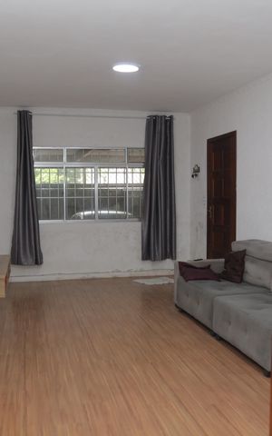 Casa à venda com 159m², 3 quartos e 2 vagas Casa à venda com 159m², 3 quartos e 2 vagasSala