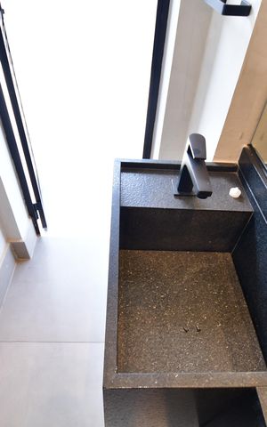 Casa de condomínio à venda com 198m², 2 quartos e 2 vagasBanheiro de serviço