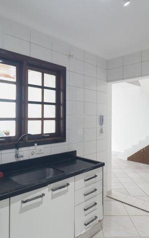 Casa para alugar com 70m², 2 quartos e 1 vagaCozinha - Armários