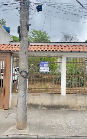 Casa para alugar com 252m², 3 quartos e 3 vagas Casa para alugar com 252m², 3 quartos e 3 vagasPlaca instalada na fachada do imóvel