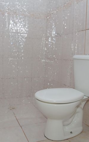 Casa para alugar com 100m², 2 quartos e 1 vaga Casa para alugar com 100m², 2 quartos e 1 vagaBanheiro