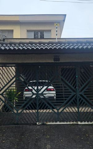 Casa à venda com 150m², 2 quartos e 2 vagas Casa à venda com 150m², 2 quartos e 2 vagasFachada