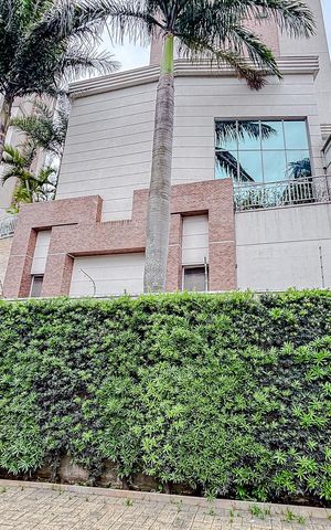Apartamento à venda com 157m², 3 quartos e 4 vagasFachada com Placa
