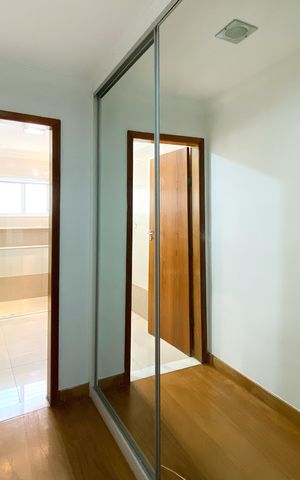 Casa à venda com 534m², 5 quartos e 4 vagas Casa à venda com 534m², 5 quartos e 4 vagasCloset da suíte 2