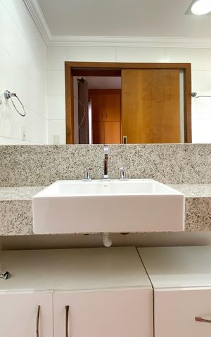 Casa à venda com 534m², 5 quartos e 4 vagas Casa à venda com 534m², 5 quartos e 4 vagasBanheiro da Suíte 1