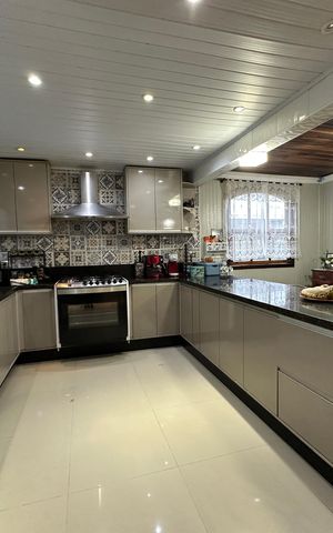 Casa de condomínio para alugar com 225m², 3 quartos e 2 vagasCozinha
