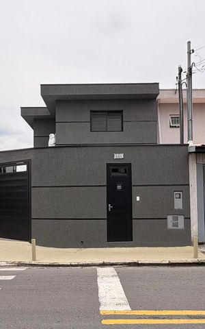 Casa à venda com 159m², 3 quartos e 2 vagas Casa à venda com 159m², 3 quartos e 2 vagasFachada