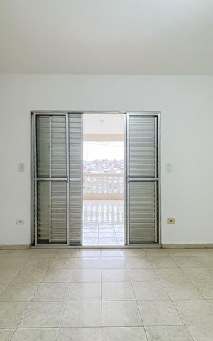 Casa à venda com 243m², 4 quartos e 2 vagas Casa à venda com 243m², 4 quartos e 2 vagasSala