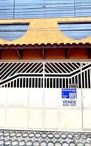 Casa à venda com 200m², 3 quartos e 2 vagasPlaca instalada na fachada do imóvel 