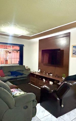 Casa à venda com 200m², 3 quartos e 2 vagasSala