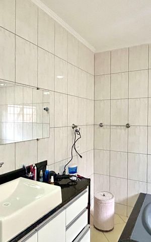 Casa à venda com 200m², 3 quartos e 2 vagasBanheiro da Suíte