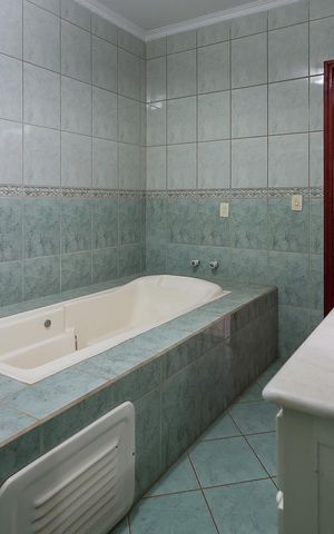 Casa para alugar com 380m², 5 quartos e 6 vagas Casa para alugar com 380m², 5 quartos e 6 vagasBanheiro da Suíte 2