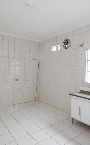 Casa para alugar com 90m², 2 quartos e 2 vagasCozinha 