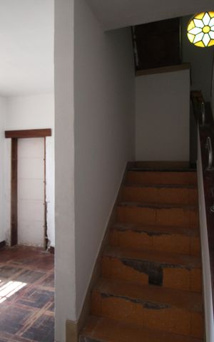 Casa para alugar com 70m², 2 quartos e 2 vagasEscada