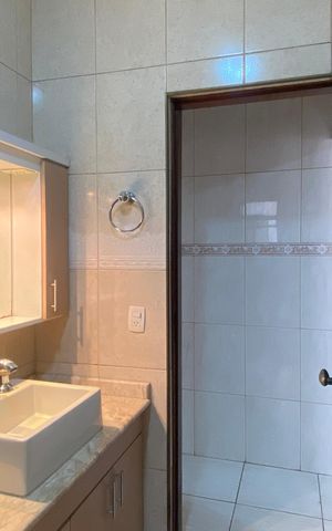 Casa para alugar com 120m², 3 quartos e 1 vaga Casa para alugar com 120m², 3 quartos e 1 vagaBanheiro 1